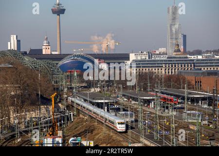 Blick auf den Bahnhof Deutz, Köln, Deutschland. Blick auf den Bahnhof Deutz, Köln, Deutschland. Stockfoto