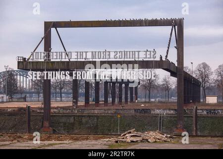 Die Kunstinstallation sieht Dinge von der anderen Seite von Tim Etchells an einer alten Verladebrücke im Rheinhafen Deutz, Köln. Einsatz installieren Stockfoto