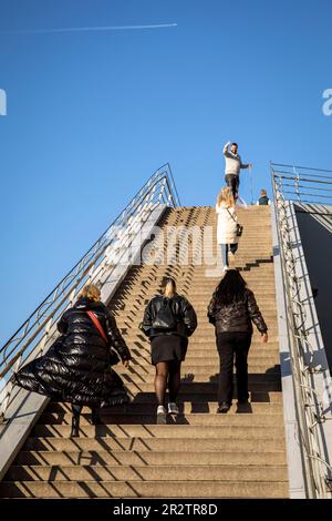 Drei Frauen in schwarzer Kleidung auf der Treppe zur Aussichtsplattform des Schokoladenmuseums am Rhein, Köln. drei Frauen in schwar Stockfoto