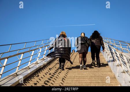 Drei Frauen in schwarzer Kleidung auf der Treppe zur Aussichtsplattform des Schokoladenmuseums am Rhein, Köln. drei Frauen in schwar Stockfoto