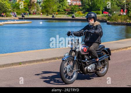 Poole, Dorset, Großbritannien. 21. Mai 2023 Bournemouth and Poole Distinguished Gentleman’s Ride ist eine von vielen weltweit jährlich stattfindende Veranstaltung, um Geld und Bewusstsein für die Gesundheit von Männern zu schaffen. Im Rahmen der Fahrt fahren Hunderte von Motorrädern, viele davon im Vintage-Stil, durch den Poole Park auf dem Weg nach Bournemouth mit vielen ihrer Fahrer, die angemessen gekleidet sind, in Krawatten im Retro-Stil, Schnurrbart und Tweeds an einem schönen sonnigen Tag. Quelle: Carolyn Jenkins/Alamy Live News Stockfoto