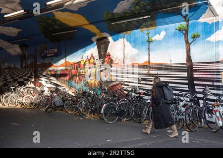 Wandgemälde an der Unterführung des Bahnhofs Ehrenfeld im Stadtteil Ehrenfeld, Köln. Wandmalerei an der Unterfuehrung am Bahnhof Ehrenf Stockfoto