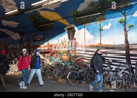 Wandgemälde an der Unterführung des Bahnhofs Ehrenfeld im Stadtteil Ehrenfeld, Köln. Wandmalerei an der Unterfuehrung am Bahnhof Ehrenf Stockfoto