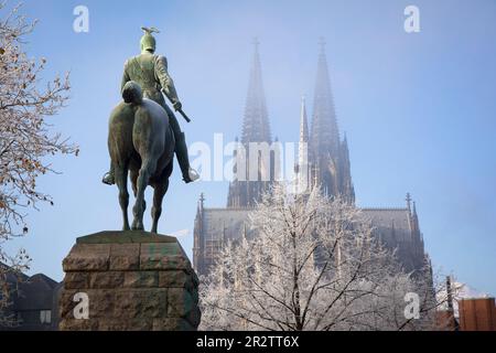 Der Dom und die Reiterstatue von Kaiser Wilhelm II. An der Hohenzollernbrücke, Heifrost und Nebel, Köln, Deutschland. Der Dom und die Reiters Stockfoto