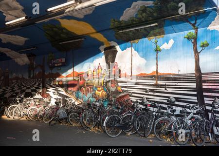 Wandgemälde an der Unterführung des Bahnhofs Ehrenfeld im Stadtteil Ehrenfeld, Köln. Wandmalerei an der Unterfuehrung am Bahnhof Ehrenf Stockfoto