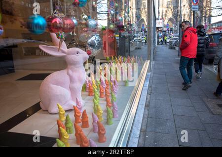 Bizarr dekoriertes Schaufenster eines Friseursalons in der Nähe des Doms, Köln. Skurril dekoriert Schaufenster eines Friseursalons nahe Stockfoto