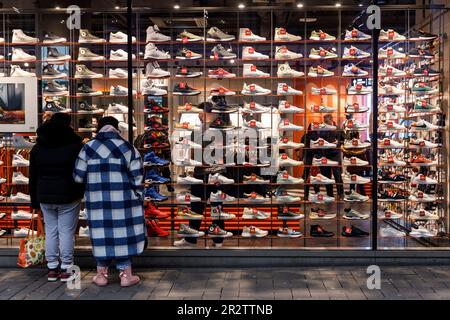 Schaufenster des Snipes-Shops an der Einkaufsstraße Schildergasse, Sneaker und Straßenbekleidung, Köln, Deutschland. Schaufenster des Snipes Stor Stockfoto