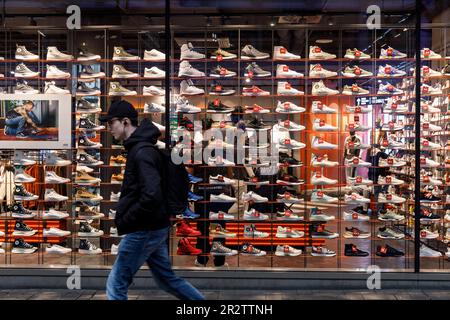 Schaufenster des Snipes-Shops an der Einkaufsstraße Schildergasse, Sneaker und Straßenbekleidung, Köln, Deutschland. Schaufenster des Snipes Stor Stockfoto