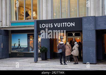 La tienda de Louis Vuitton en la calle comercial Hohe Strasse, en Colonia,  Alemania. der Louis Vuitton Store in der Einkaufsstrasse Hohe Strasse,  Koeln, De Fotografía de stock - Alamy