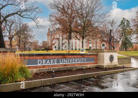 DES MOINES, IA, USA – 5. NOVEMBER 2022: Eintritt zum Campus der Drake University. Stockfoto