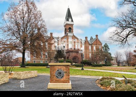 DES MOINES, IA, USA – 5. NOVEMBER 2022: Statue des Bulldog Maskottchen und Old Main auf dem Campus der Drake University. Stockfoto