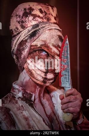 Eine Frau kleidet sich als Krankenschwester aus Silent Hill während Horrorcon UK im Magna Science Adventure Centre in Rotherham. Foto: Sonntag, 21. Mai 2023. Stockfoto