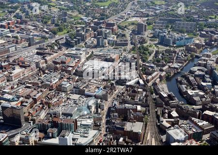 Luftaufnahme des Stadtzentrums von Ost-Leeds mit Blick auf das Trinity Shopping Centre entlang der Boar Lane & Call Lane in Richtung Leeds Playhouse & A64 Road, Leeds Stockfoto