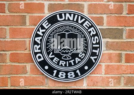 DES MOINES, IA, USA – 5. NOVEMBER 2022: Logo der Veritas School auf dem Campus der Drake University. Stockfoto