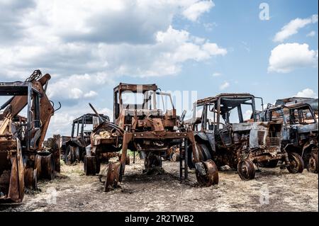 Landmaschinen, die während des Krieges zwischen Russland und der Ukraine auf einem Bauernhof in Velyka Oleksandrivka, Ukraine, zerstört wurden. (Foto: Michael Brochstein/Sipa USA) Stockfoto