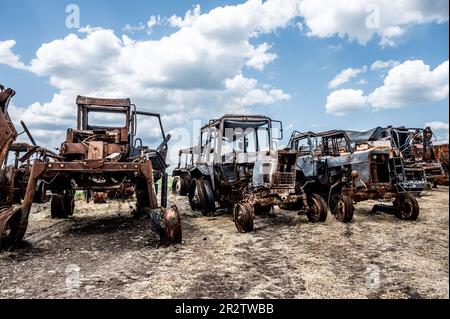 Landmaschinen, die während des Krieges zwischen Russland und der Ukraine auf einem Bauernhof in Velyka Oleksandrivka, Ukraine, zerstört wurden. (Foto: Michael Brochstein/Sipa USA) Stockfoto