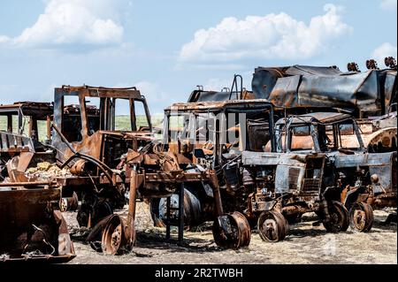 Landmaschinen, die während des Krieges zwischen Russland und der Ukraine auf einem Bauernhof in Velyka Oleksandrivka, Ukraine, zerstört wurden. (Foto: Michael Brochstein/Sipa USA) Stockfoto