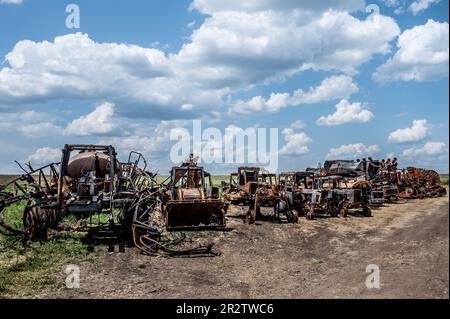 Landmaschinen, die während des Krieges zwischen Russland und der Ukraine auf einem Bauernhof in Velyka Oleksandrivka, Ukraine, zerstört wurden. (Foto: Michael Brochstein/Sipa USA) Stockfoto