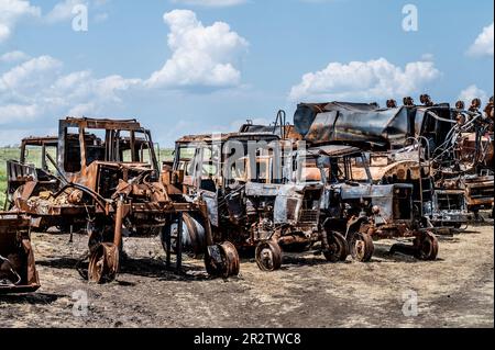 Landmaschinen, die während des Krieges zwischen Russland und der Ukraine auf einem Bauernhof in Velyka Oleksandrivka, Ukraine, zerstört wurden. (Foto: Michael Brochstein/Sipa USA) Stockfoto