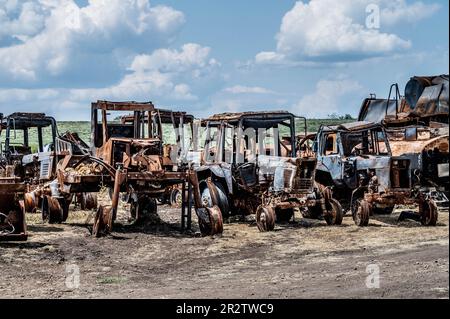 Landmaschinen, die während des Krieges zwischen Russland und der Ukraine auf einem Bauernhof in Velyka Oleksandrivka, Ukraine, zerstört wurden. (Foto: Michael Brochstein/Sipa USA) Stockfoto