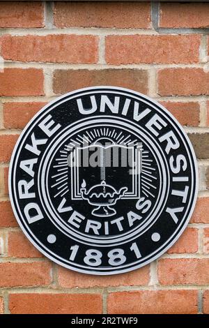 DES MOINES, IA, USA – 5. NOVEMBER 2022: Logo der Veritas School auf dem Campus der Drake University. Stockfoto