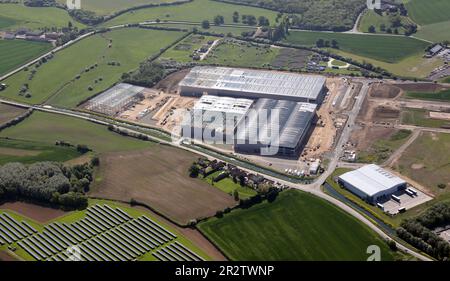 Luftaufnahme neuer Industrieanlagen, die zwischen Glentrool Avenue und Lennerton Lane im Industriegebiet Sherburn, North Yorkshire, gebaut werden Stockfoto