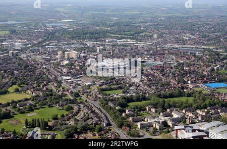 Luftaufnahme des Stadtzentrums von Wakefield, aus dem Nordosten über Pinderfields Hospital, West Yorkshire, Großbritannien Stockfoto