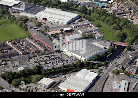 Blick aus der Vogelperspektive auf Asda Dewsbury Superstore & Cannon Way Industrial Estate dahinter, Dewsbury, West Yorkshire Stockfoto