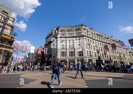 London, Großbritannien. 20. Mai 2023. Man sieht Leute, die die Kreuzung am Oxford Circus in London überqueren. Kredit: SOPA Images Limited/Alamy Live News Stockfoto