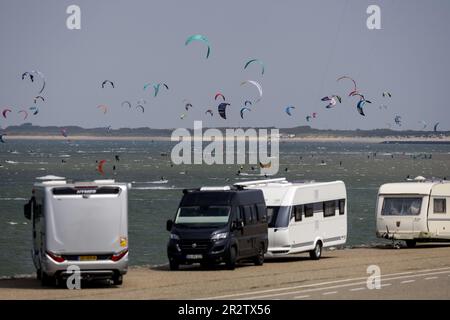 SCHARENDIJKE - am Nordseestrand des Brouwersdams stehen Autos und Wohnmobile in Reihen, im Hintergrund stehen Kitesurfer. Die Nordsee-Seite des Staudamms an der Grenze von Zeeland und Südholland ist ein Anziehungspunkt für Wassersportbegeisterte. ANP ROBIN VAN LONKHUIJSEN niederlande Out - belgien Out Credit: ANP/Alamy Live News Stockfoto