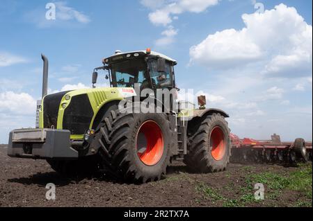 Velyka Oleksandrivka, Ukraine. 19. Mai 2023. Ein Traktor, der ein Feld pflügt, das kürzlich von Landminen geräumt wurde, die während des Krieges zwischen Russland und der Ukraine auf einem Bauernhof in Velyka Oleksandrivka, Ukraine, zurückgelassen wurden. (Foto: Michael Brochstein/Sipa USA) Guthaben: SIPA USA/Alamy Live News Stockfoto