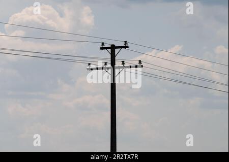 Velyka Oleksandrivka, Ukraine. 19. Mai 2023. Elektrische Leitungen in Velyka Oleksandrivka, Ukraine. (Foto: Michael Brochstein/Sipa USA) Guthaben: SIPA USA/Alamy Live News Stockfoto