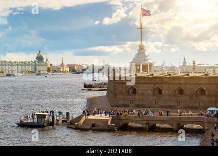 Newa River in der Peter-und-Paul-Festung im Sommer, St. Petersburg, Russland. Landschaft mit Ufer, Birne und vielen Touristen. Sankt Petersburg mit sonniger Aussicht. Th Stockfoto