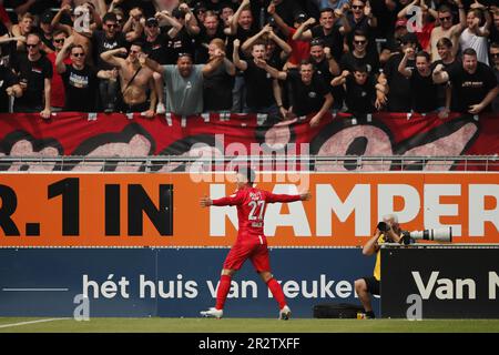 WAALWIJK - Manfred Ugalde vom FC Twente feiert die 0-2. Weltmeisterschaft während des niederländischen Premier-League-Spiels zwischen RKC Waalwijk und FC Twente am 21. Mai 2023 im Mandemakers Stadium in Waalwijk, Niederlande. ANP BART STOUTJESDYK Stockfoto