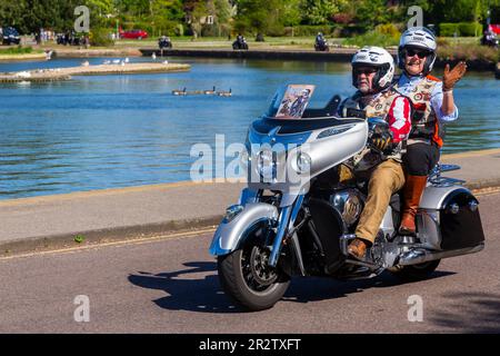 Poole, Dorset, Großbritannien. 21. Mai 2023 Bournemouth and Poole Distinguished Gentleman’s Ride ist eine von vielen weltweit jährlich stattfindende Veranstaltung, um Geld und Bewusstsein für die Gesundheit von Männern zu schaffen. Im Rahmen der Fahrt fahren Hunderte von Motorrädern, viele davon im Vintage-Stil, durch den Poole Park auf dem Weg nach Bournemouth mit vielen ihrer Fahrer, die angemessen gekleidet sind, in Krawatten im Retro-Stil, Schnurrbart und Tweeds an einem schönen sonnigen Tag. Quelle: Carolyn Jenkins/Alamy Live News Stockfoto