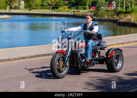 Poole, Dorset, Großbritannien. 21. Mai 2023 Bournemouth and Poole Distinguished Gentleman’s Ride ist eine von vielen weltweit jährlich stattfindende Veranstaltung, um Geld und Bewusstsein für die Gesundheit von Männern zu schaffen. Im Rahmen der Fahrt fahren Hunderte von Motorrädern, viele davon im Vintage-Stil, durch den Poole Park auf dem Weg nach Bournemouth mit vielen ihrer Fahrer, die angemessen gekleidet sind, in Krawatten im Retro-Stil, Schnurrbart und Tweeds an einem schönen sonnigen Tag. Quelle: Carolyn Jenkins/Alamy Live News Stockfoto