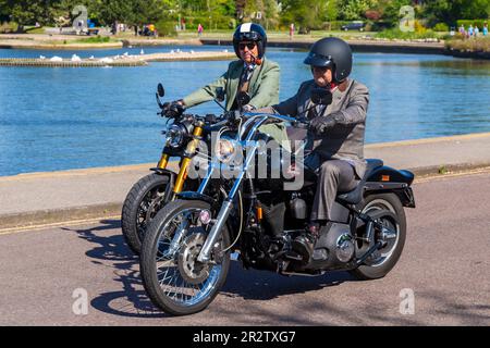 Poole, Dorset, Großbritannien. 21. Mai 2023 Bournemouth and Poole Distinguished Gentleman’s Ride ist eine von vielen weltweit jährlich stattfindende Veranstaltung, um Geld und Bewusstsein für die Gesundheit von Männern zu schaffen. Im Rahmen der Fahrt fahren Hunderte von Motorrädern, viele davon im Vintage-Stil, durch den Poole Park auf dem Weg nach Bournemouth mit vielen ihrer Fahrer, die angemessen gekleidet sind, in Krawatten im Retro-Stil, Schnurrbart und Tweeds an einem schönen sonnigen Tag. Quelle: Carolyn Jenkins/Alamy Live News Stockfoto