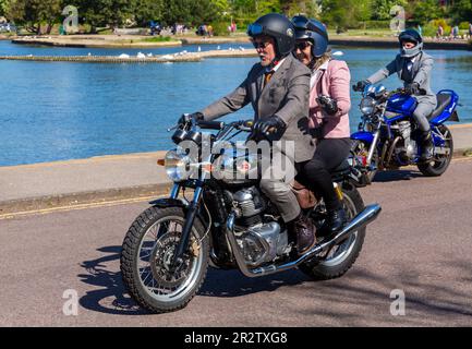 Poole, Dorset, Großbritannien. 21. Mai 2023 Bournemouth and Poole Distinguished Gentleman’s Ride ist eine von vielen weltweit jährlich stattfindende Veranstaltung, um Geld und Bewusstsein für die Gesundheit von Männern zu schaffen. Im Rahmen der Fahrt fahren Hunderte von Motorrädern, viele davon im Vintage-Stil, durch den Poole Park auf dem Weg nach Bournemouth mit vielen ihrer Fahrer, die angemessen gekleidet sind, in Krawatten im Retro-Stil, Schnurrbart und Tweeds an einem schönen sonnigen Tag. Quelle: Carolyn Jenkins/Alamy Live News Stockfoto