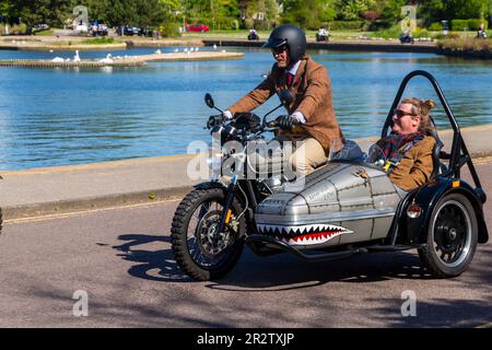 Poole, Dorset, Großbritannien. 21. Mai 2023 Bournemouth and Poole Distinguished Gentleman’s Ride ist eine von vielen weltweit jährlich stattfindende Veranstaltung, um Geld und Bewusstsein für die Gesundheit von Männern zu schaffen. Im Rahmen der Fahrt fahren Hunderte von Motorrädern, viele davon im Vintage-Stil, durch den Poole Park auf dem Weg nach Bournemouth mit vielen ihrer Fahrer, die angemessen gekleidet sind, in Krawatten im Retro-Stil, Schnurrbart und Tweeds an einem schönen sonnigen Tag. Quelle: Carolyn Jenkins/Alamy Live News Stockfoto
