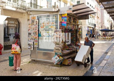 Ein Zeitungsstand im Zentrum von Lissabon mit Magazinen draußen Stockfoto