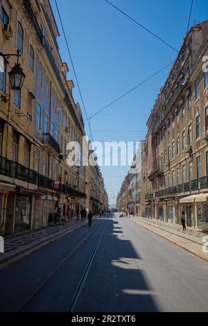 Rua da Prata im Zentrum von Lissabon ohne Verkehr, da es geschlossen ist Stockfoto