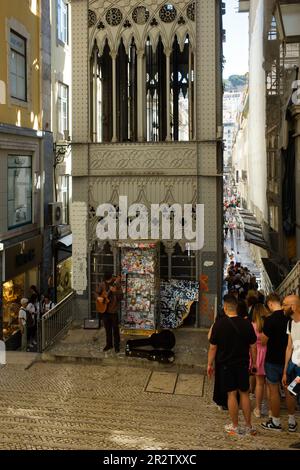 Am Santa Justa Aufzug im Chiado-Viertel von Lissabon gibt es oft eine lange Schlange Stockfoto