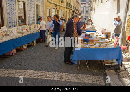 Straßenstände, an denen Bücher und Drucke aus zweiter Hand im Zentrum von Lissabon verkauft werden Stockfoto