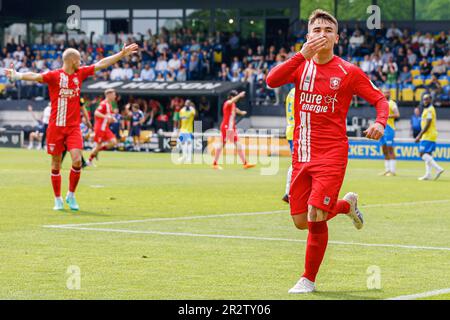 Waalwijk, Niederlande. 21. Mai 2023. WAALWIJK, NIEDERLANDE - MAI 21: Manfred Ugalde vom FC Twente feiert das zweite Tor seiner Teams während des Eredivisie-Spiels zwischen RKC Waalwijk und FC Twente im Mandemakers Stadion am 21. Mai 2023 in Waalwijk, Niederlande (Foto von Marcel ter Bals/Orange Pictures). Guthaben: Orange Pics BV/Alamy Live News Stockfoto