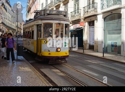 Die berühmte Straßenbahn Nr. 28 fährt an den meisten der wichtigsten Sehenswürdigkeiten in Lissabon vorbei Stockfoto