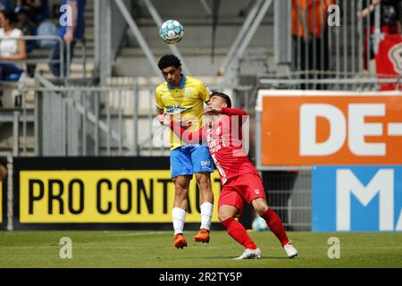 WAALWIJK - (lr) Shawn Adewoye von RKC Waalwijk, Manfred Ugalde vom FC Twente während des niederländischen Premier-League-Spiels zwischen RKC Waalwijk und FC Twente im Mandemakers Stadium am 21. Mai 2023 in Waalwijk, Niederlande. ANP BART STOUTJESDYK Stockfoto