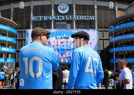 Stadtfans versammeln sich vor dem Etihad vor dem Premier League-Spiel Manchester City gegen Chelsea im Etihad Stadium, Manchester, Großbritannien, 21. Mai 2023 (Foto von Conor Molloy/News Images) Stockfoto