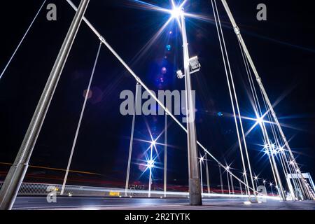 Lange Exposition der Elisabeth-Brücke mit nächtlichem Verkehr, Budapest, 2023 Stockfoto