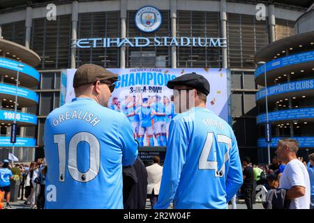 Manchester, Großbritannien. 21. Mai 2023. Stadtfans treffen sich vor dem Etihad vor dem Premier League-Spiel Manchester City gegen Chelsea im Etihad Stadium, Manchester, Großbritannien, 21. Mai 2023 (Foto von Conor Molloy/News Images) in Manchester, Großbritannien, am 5./21. Mai 2023. (Foto: Conor Molloy/News Images/Sipa USA) Guthaben: SIPA USA/Alamy Live News Stockfoto