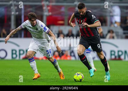 Mailand, Italien. 20. Mai 2023. Olivier Giroud vom AC Mailand (R) und Alessandro Zanoli von der UC Sampdoria (L) in Aktion während des Fußballspiels der Serie A 2022/23 zwischen dem AC Mailand und der UC Sampdoria im San Siro Stadium. Endergebnis: Milan 5:1 Sampodria (Foto: Fabrizio Carabelli/SOPA Images/Sipa USA) Gutschrift: SIPA USA/Alamy Live News Stockfoto